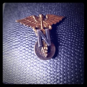 VINTAGE US MILITARY NAVY NURSE MEDICAL SERVICE PIN